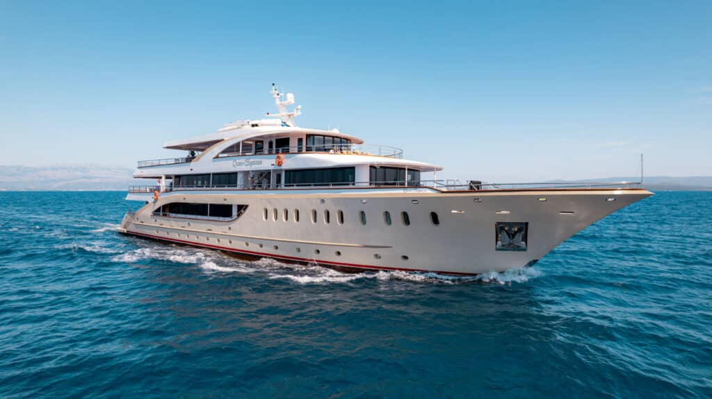 queen-eleganza-yacht-charter