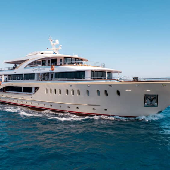 queen-eleganza-yacht-charter