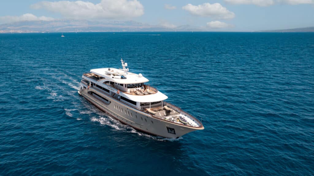 queen-eleganza-yacht-charter