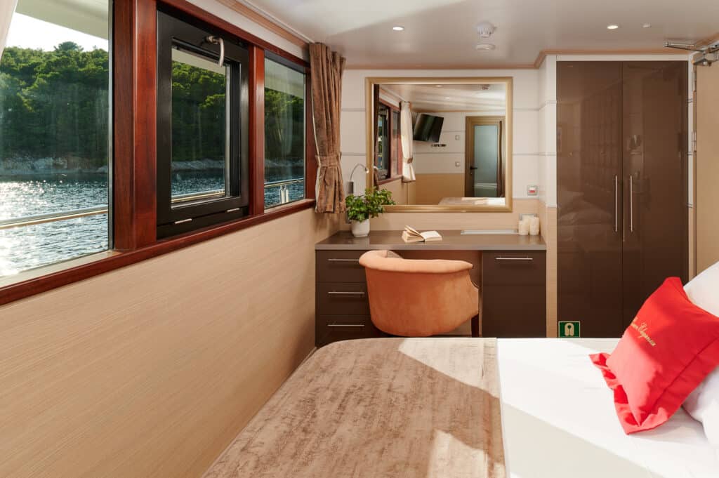 queen-eleganza-yacht-charter