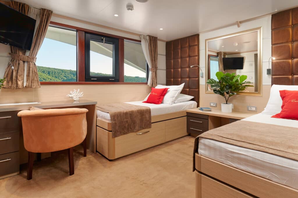 queen-eleganza-yacht-charter