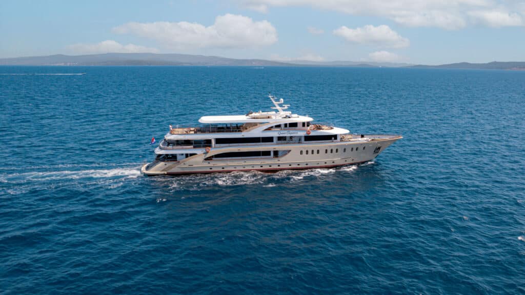 queen-eleganza-yacht-charter