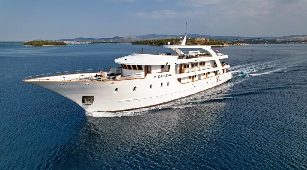 karizma-yacht-charter