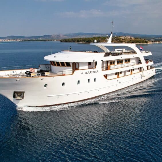 karizma-yacht-charter