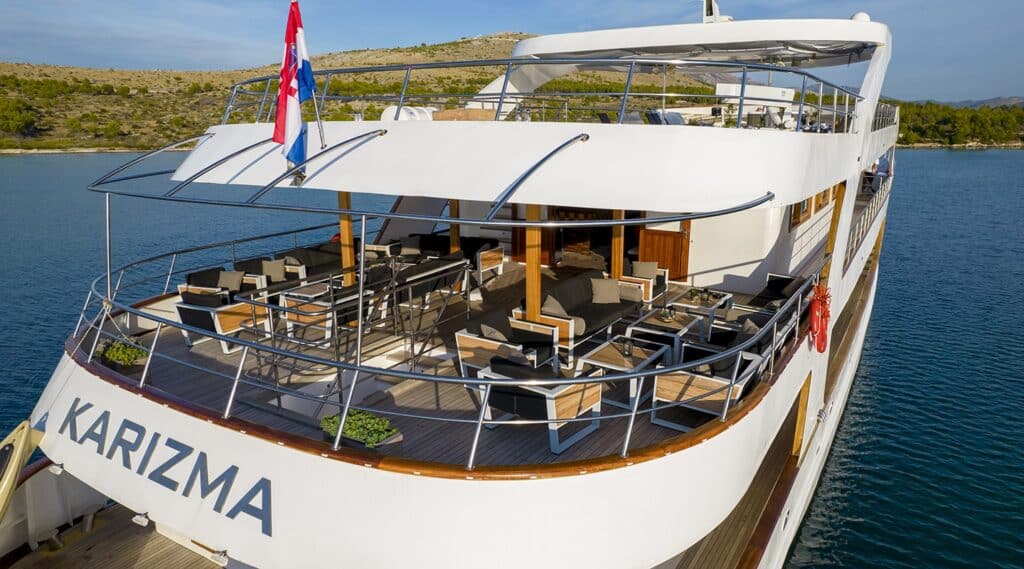 karizma-yacht-charter