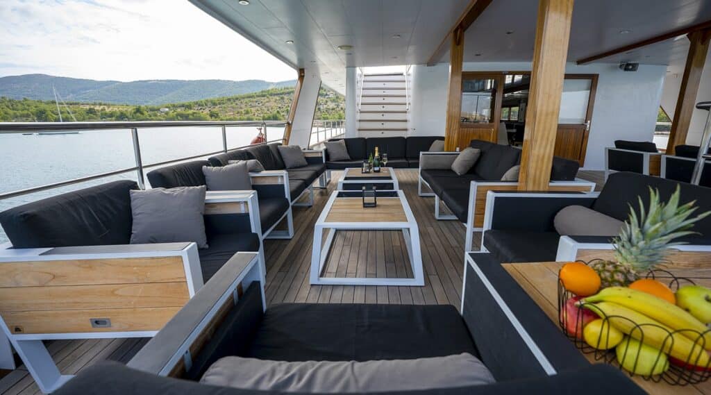 karizma-yacht-charter