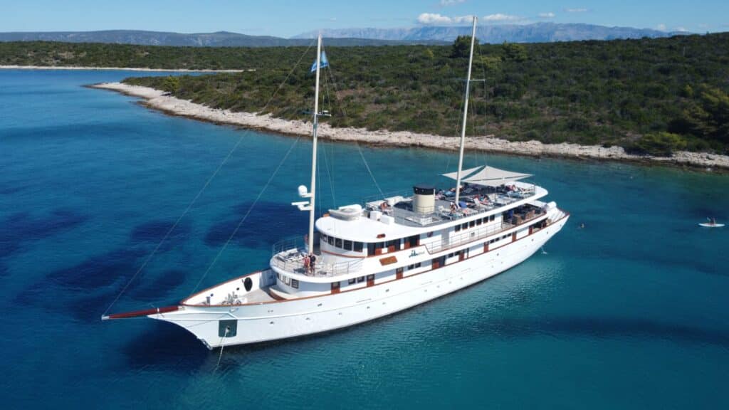 bellezza-yacht-charter